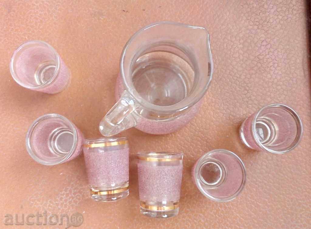 Παράδοση Υπηρεσία του κονιάκ από μια κανάτα και έξι φλιτζάνια