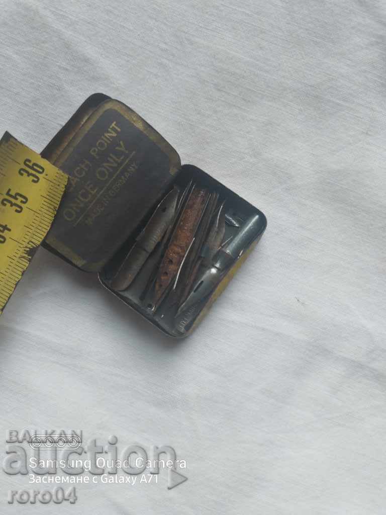 КУТИЙКА СЪС СТАРИ ПИСЦИ ЗА ПИСАЛКА - 16 бр. ОТЛИЧНИ с цена € 7.99 | 15.63 лв.