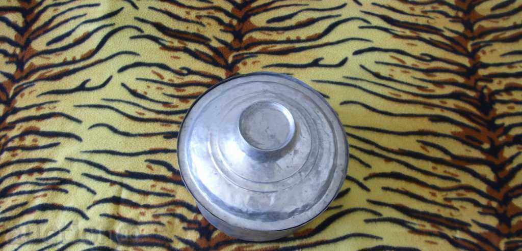 Auction  A large copper vessel/pot/ with a lid