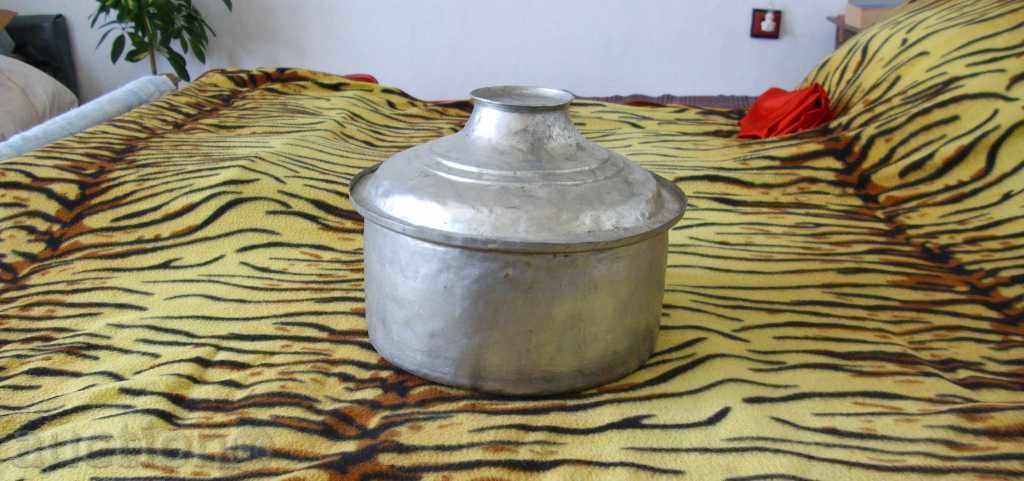 Delivery of A large copper vessel/pot/ with a lid Delivery of A large copper vessel/pot/ with a lid