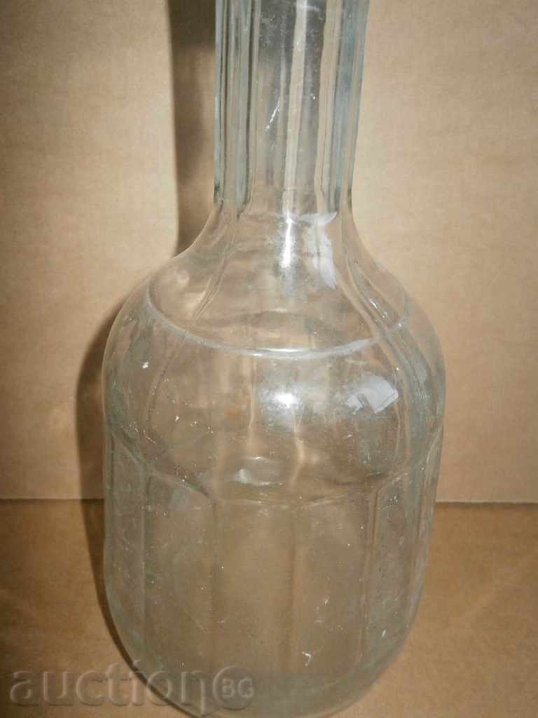 Delivery of an ancient decanter for water Delivery of an ancient decanter for water