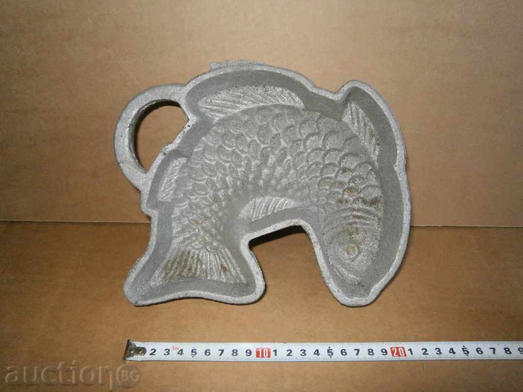 Auction  cast aluminum fish