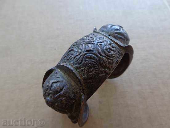 Възрожденска сребърна венчална  гривна  рогатка, накит сачан с цена € 139.99 | 273.80 лв.