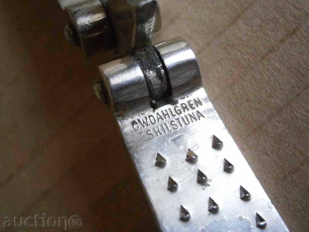 Delivery of pliers for breaking hazelnut nuts nuts