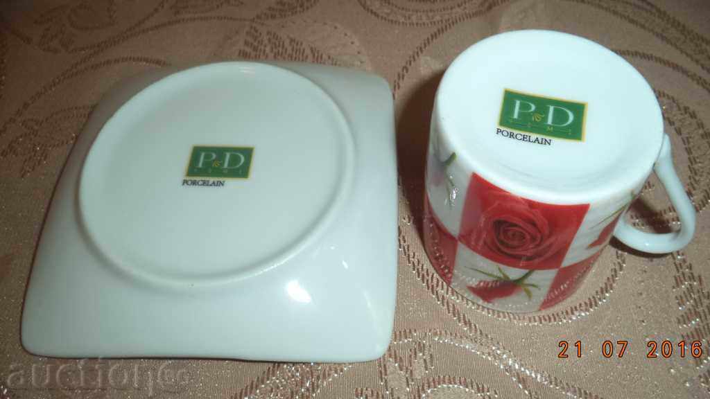 Livrarea Serviciu cafea - 4 cesti de portelan cu farfurioare