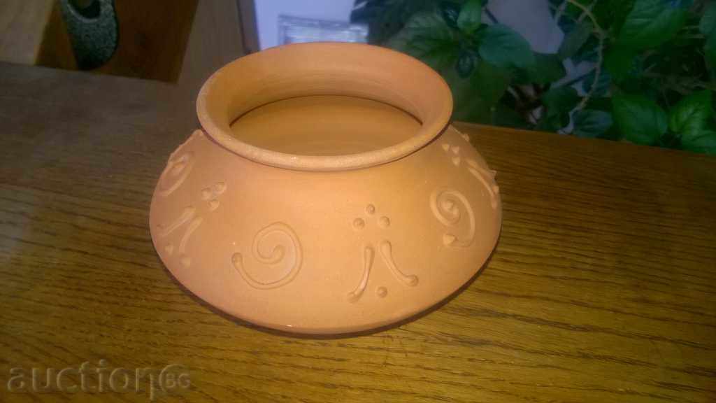 oală ceramică cu ornamente