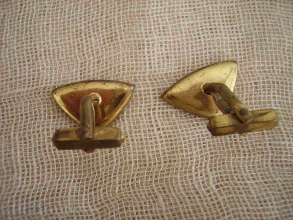 Delivery of Buttons 3 Delivery of Buttons 3