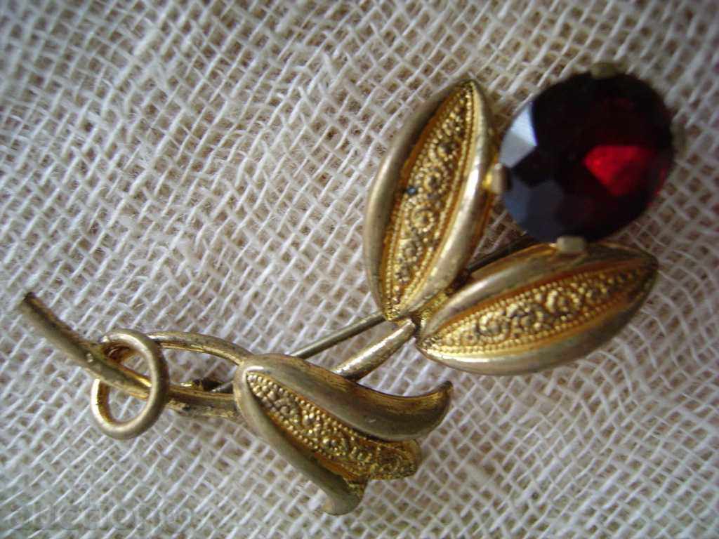 Brosa cu aur și piatră roșie cu preț 17.00 BGN | € 8.69 Brosa cu aur și piatră roșie cu preț 17.00 BGN | € 8.69