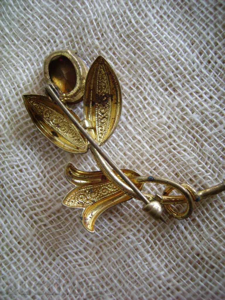 Licitație Brosa cu aur și piatră roșie Licitație Brosa cu aur și piatră roșie