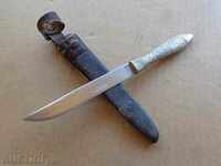 Un cuțit vechi cu mâner și mâner de pește auriu, un cuțit, un pumnal