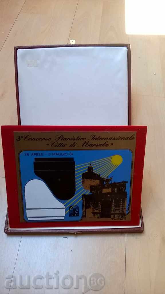Licitație Premiat o placă pentru competiția 1987 Licitație Premiat o placă pentru competiția 1987