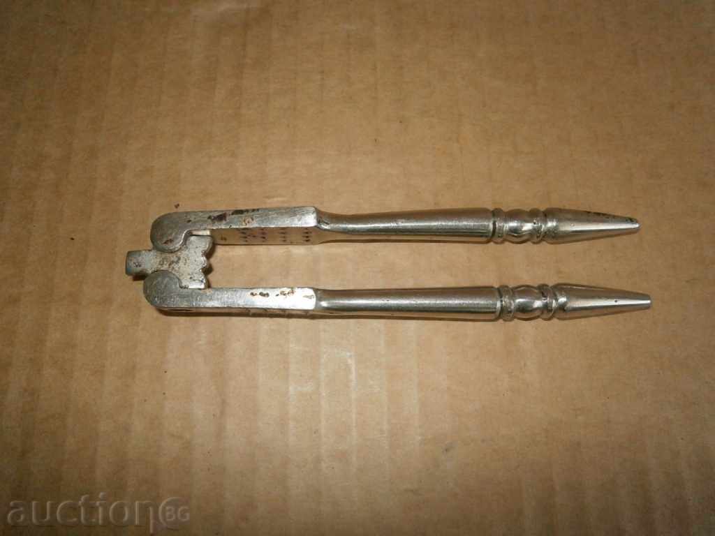 dispozitiv pentru spargerea migdale alune nuci cu preț 10.00 BGN | € 5.11 dispozitiv pentru spargerea migdale alune nuci cu preț 10.00 BGN | € 5.11