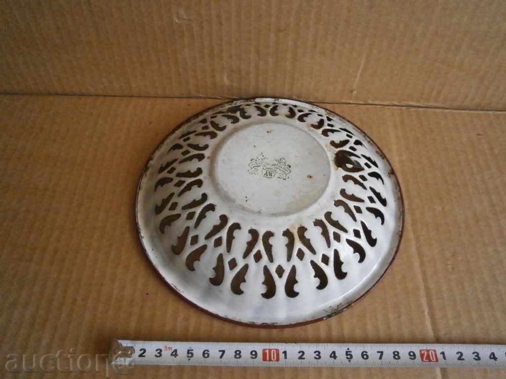 Auction an old European enamel dish Auction an old European enamel dish