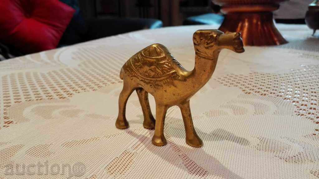 Бронзова камила