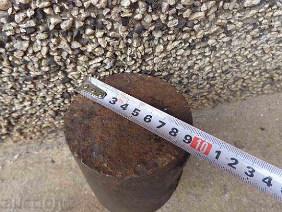 Delivery of Old weighing scale, exaggeration, kilogram control weight