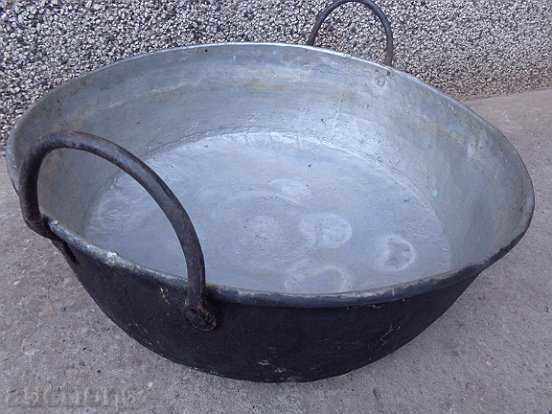 Auction  An old cooked pan of a copper pot pan pan