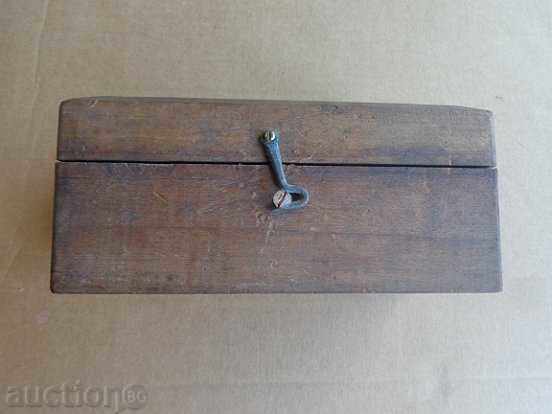 Παλιό ξύλινο κουτί για PIU ανταλλακτικά, εξαρτήματα, τα βάρη