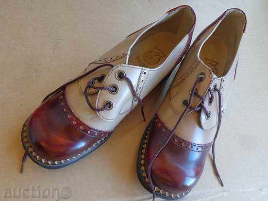pantofi de piele vechi, trandafori, Cehoslovacia 1958