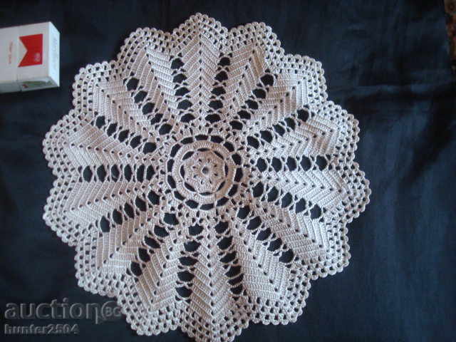 Auction LOT of table runners, crocheted, diam. 30cm and 31cm. Auction LOT of table runners, crocheted, diam. 30cm and 31cm.