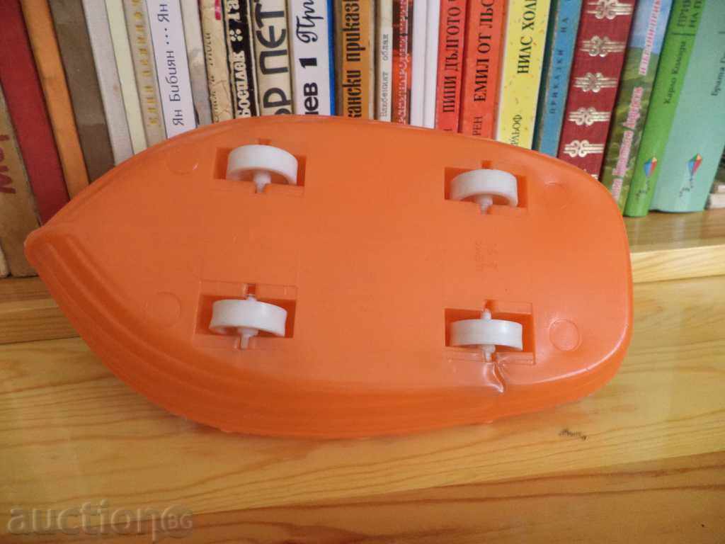 Licitație O jucărie veche pentru copii Licitație O jucărie veche pentru copii