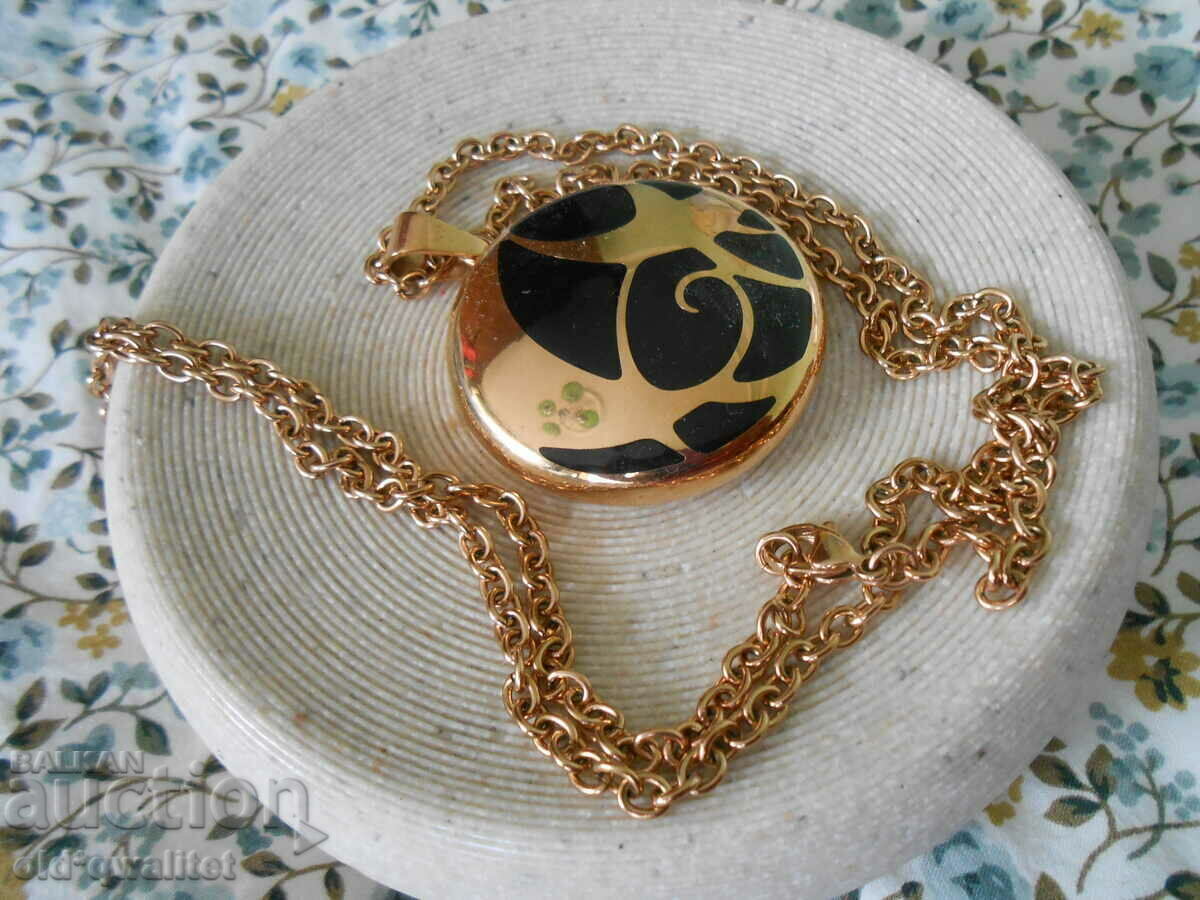 Beautiful necklace with rose gilding and enamel with price 99.00 BGN | € 50.62 Beautiful necklace with rose gilding and enamel with price 99.00 BGN | € 50.62