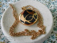 Beautiful necklace with rose gilding and enamel