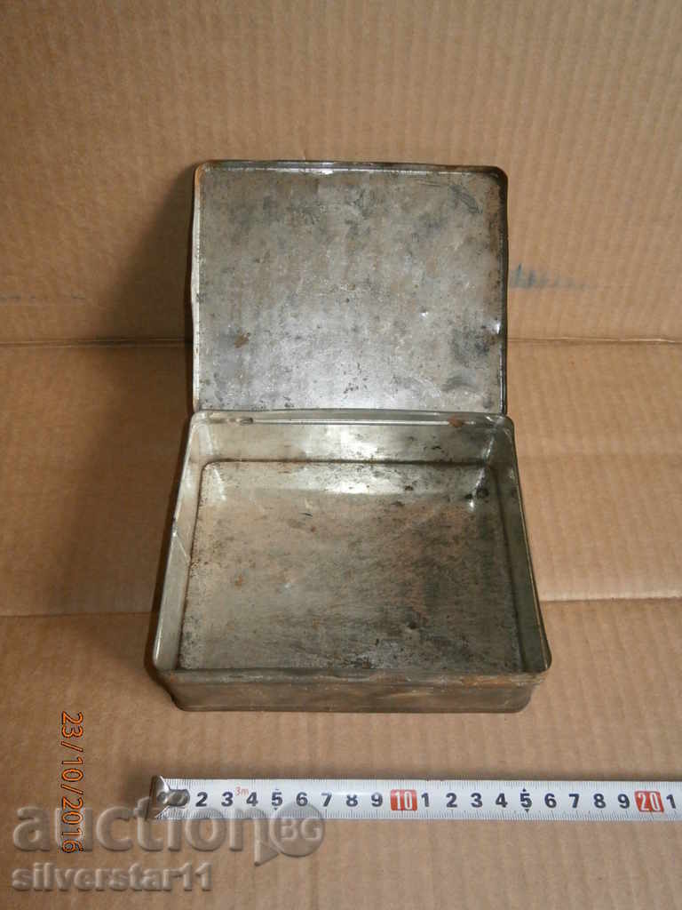 Доставка на старинна метална кутия Доставка на старинна метална кутия