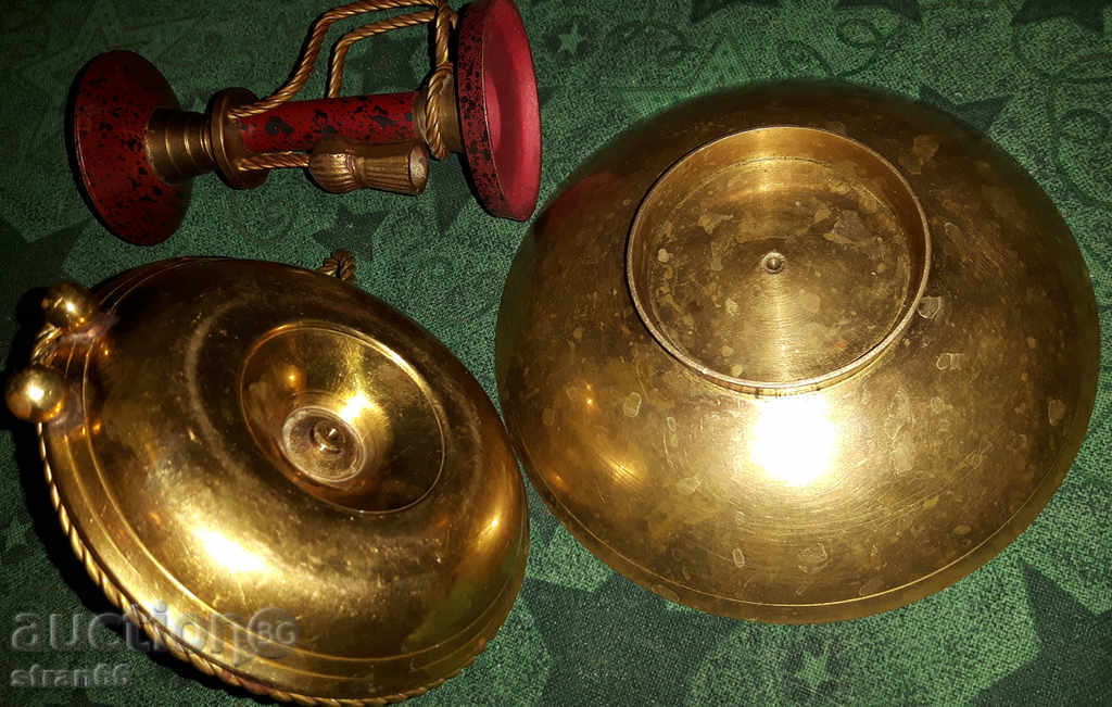 Auction Brass candlesticks and embossed brass bowl - Lot - 3 pcs Auction Brass candlesticks and embossed brass bowl - Lot - 3 pcs