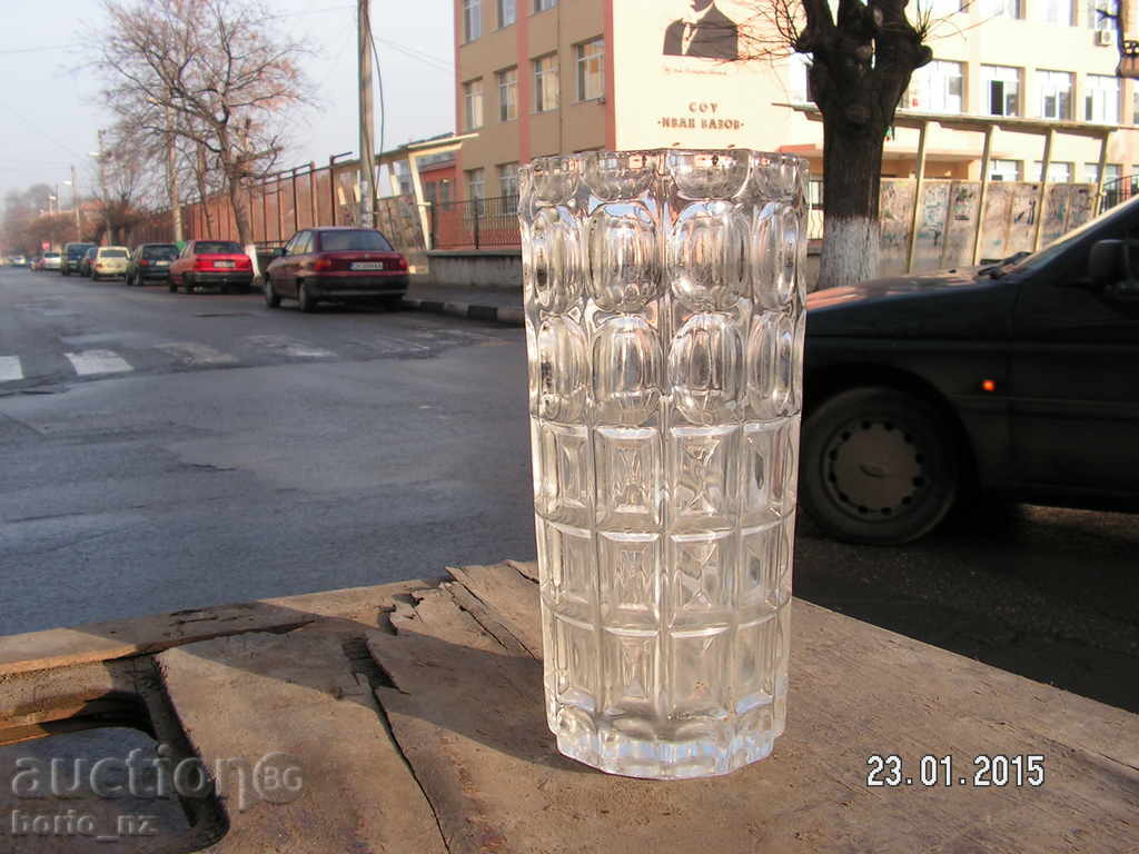 Auction  4701. STAR VASA MASSIVE GLASS