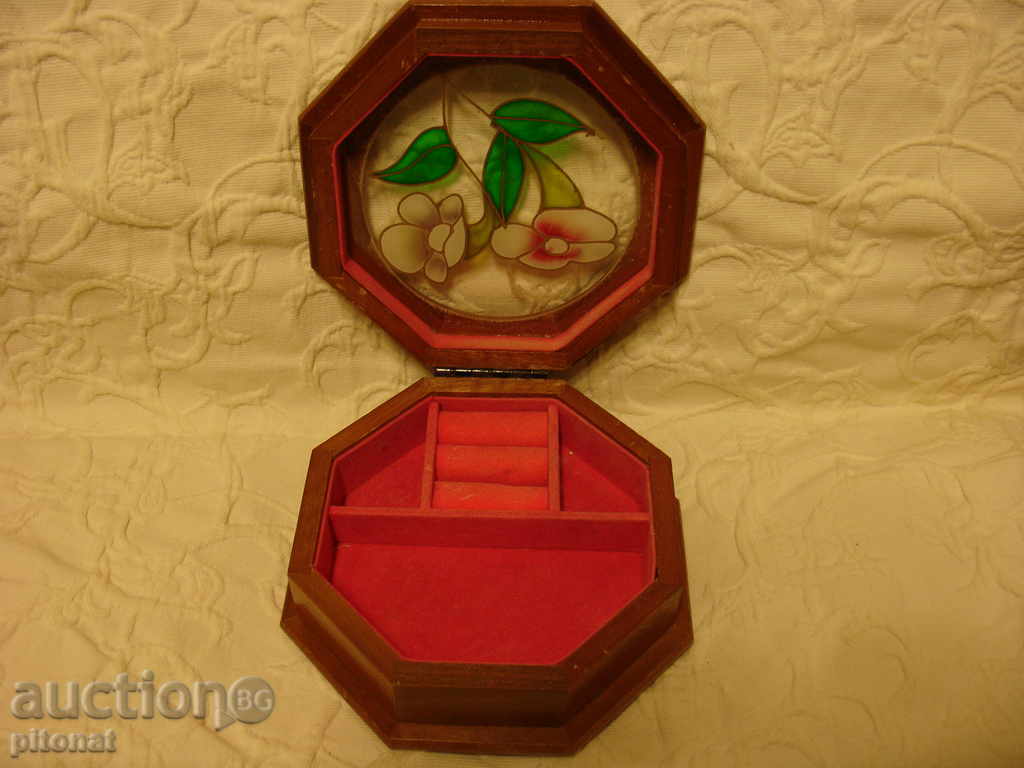 Old jewelry box from England with price 20.00 BGN | € 10.23 Old jewelry box from England with price 20.00 BGN | € 10.23
