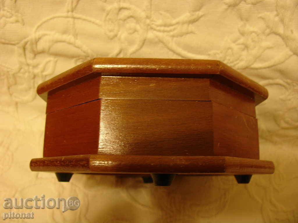 Auction Old jewelry box from England Auction Old jewelry box from England