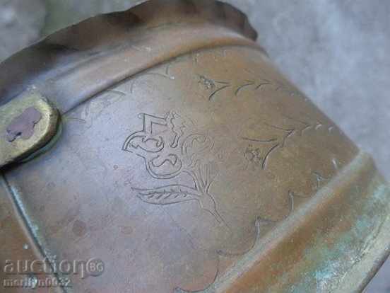 Auction  An old copper pot, a bakery pan tray pan pan pot pan
