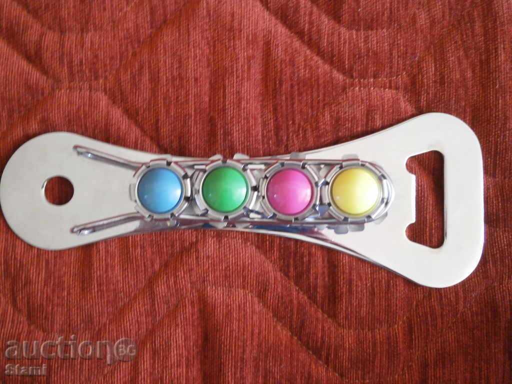 Δημοπρασία Ένα μεγάλο ανοιχτήρι μπουκαλιών από τη δεκαετία του '70 του εικοστού αιώνα. Δημοπρασία Ένα μεγάλο ανοιχτήρι μπουκαλιών από τη δεκαετία του '70 του εικοστού αιώνα.