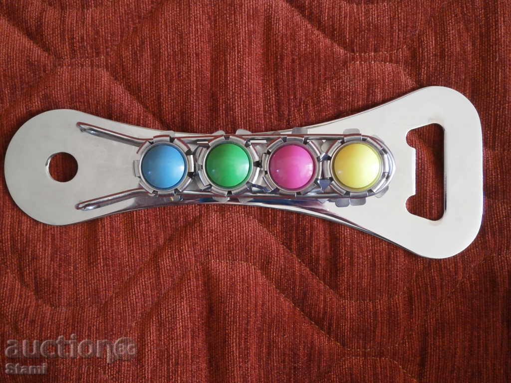 Παράδοση Ένα μεγάλο ανοιχτήρι μπουκαλιών από τη δεκαετία του '70 του εικοστού αιώνα. Παράδοση Ένα μεγάλο ανοιχτήρι μπουκαλιών από τη δεκαετία του '70 του εικοστού αιώνα.