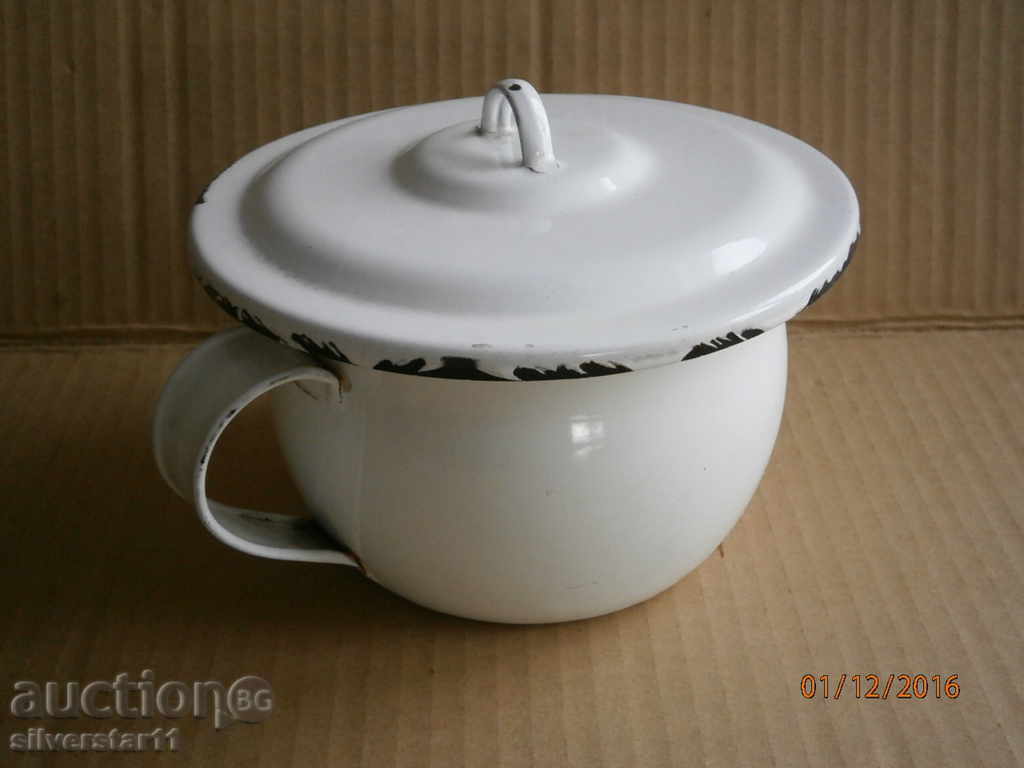 An old enamel tusk, a tusk, a bucket, an enameled container with a lid with price 25.00 BGN | € 12.78 An old enamel tusk, a tusk, a bucket, an enameled container with a lid with price 25.00 BGN | € 12.78