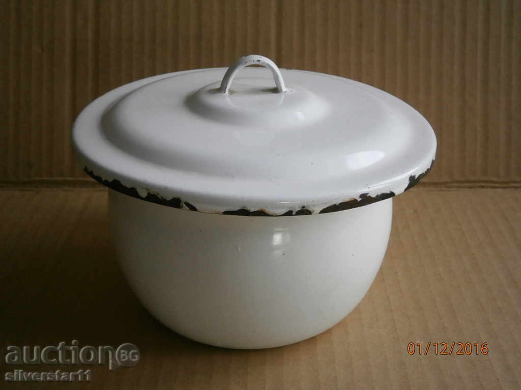 Auction An old enamel tusk, a tusk, a bucket, an enameled container with a lid Auction An old enamel tusk, a tusk, a bucket, an enameled container with a lid