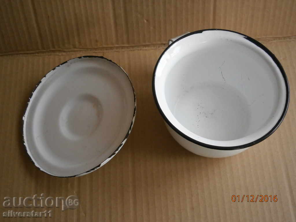 Delivery of An old enamel tusk, a tusk, a bucket, an enameled container with a lid Delivery of An old enamel tusk, a tusk, a bucket, an enameled container with a lid