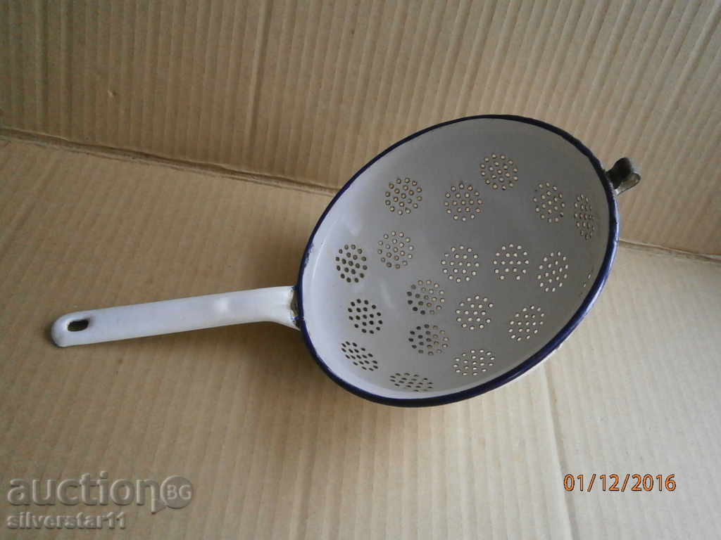 Auction Old enameled colander, enameled dish Auction Old enameled colander, enameled dish