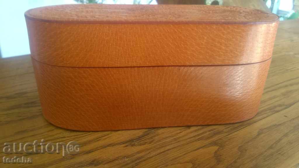 Piele eliptică BOX - DANSK cu preț 35.00 BGN | € 17.90