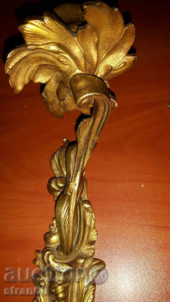 Livrarea Sfeșnice de perete antic din bronz cu ornamente unice. Livrarea Sfeșnice de perete antic din bronz cu ornamente unice.