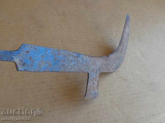 Delivery of Old hand forged hammer, wrought iron blade Delivery of Old hand forged hammer, wrought iron blade