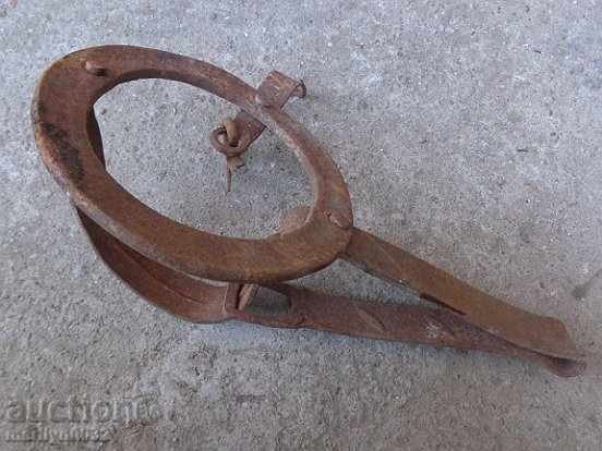 Παλιά χέρι-πλαστά παγίδα, σφυρήλατο σίδερο πρωτόγονη με τιμή 47.00 BGN | € 24.03 Παλιά χέρι-πλαστά παγίδα, σφυρήλατο σίδερο πρωτόγονη με τιμή 47.00 BGN | € 24.03