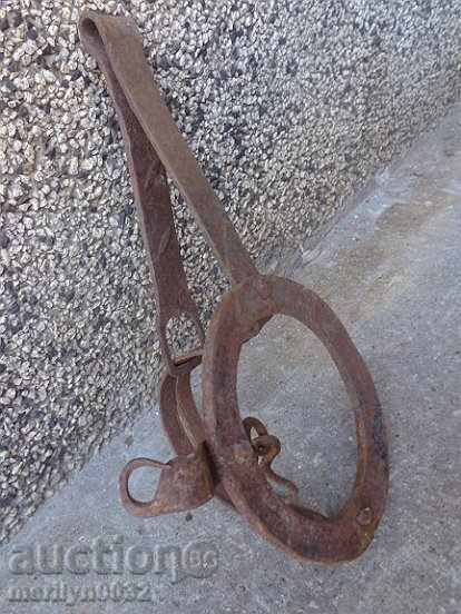 Παράδοση Παλιά χέρι-πλαστά παγίδα, σφυρήλατο σίδερο πρωτόγονη Παράδοση Παλιά χέρι-πλαστά παγίδα, σφυρήλατο σίδερο πρωτόγονη