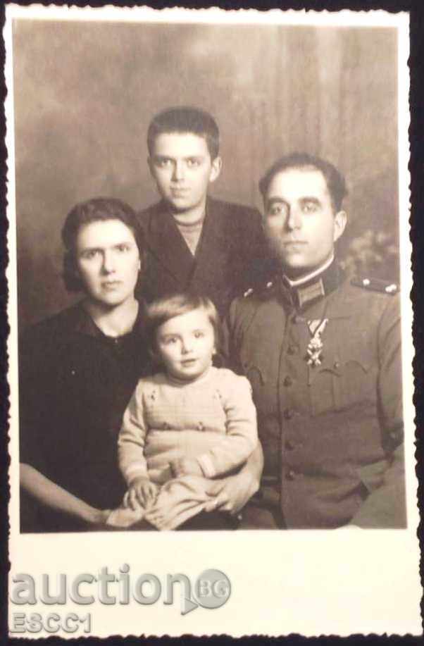Картичка - Снимка Офицерско семейство  от България
