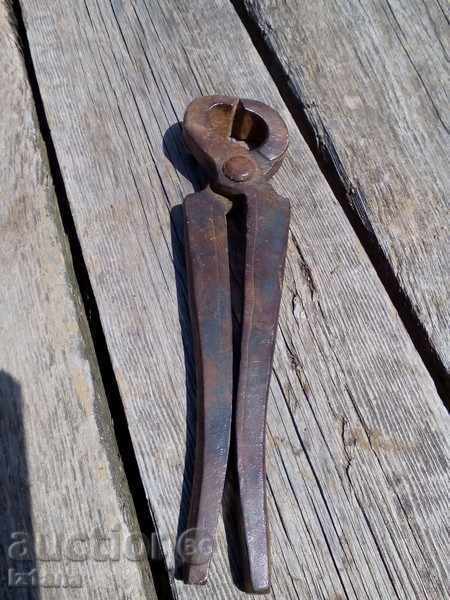 Ancient horse pliers with price 8.00 BGN | € 4.09 Ancient horse pliers with price 8.00 BGN | € 4.09