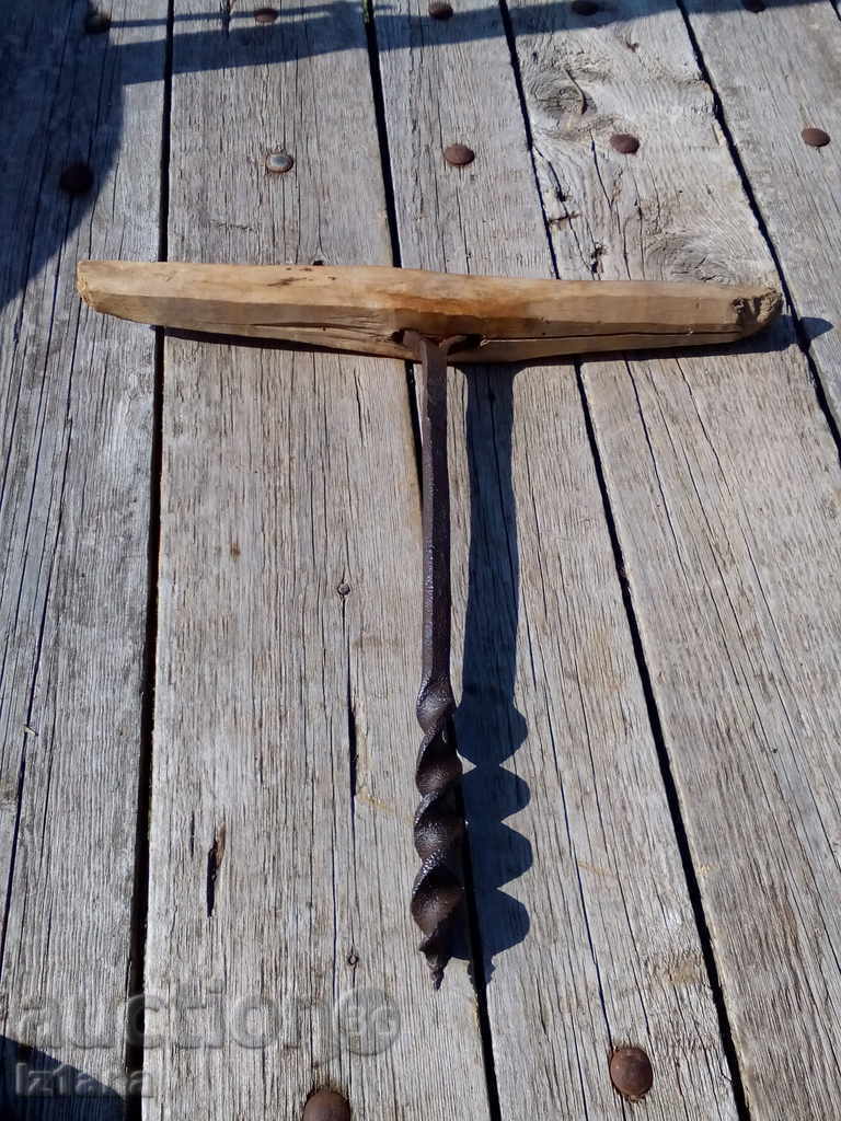 An old screwdriver binds with price 10.00 BGN | € 5.11 An old screwdriver binds with price 10.00 BGN | € 5.11