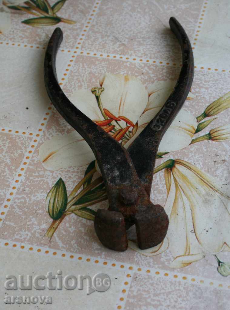 Old pliers with price 3.00 BGN | € 1.53 Old pliers with price 3.00 BGN | € 1.53