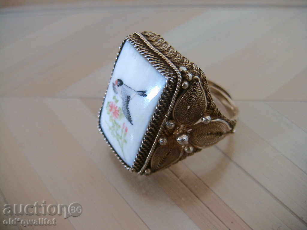 Auction OLIVE SILVER RING WITH DRAWING IN BONE, OZE Auction OLIVE SILVER RING WITH DRAWING IN BONE, OZE