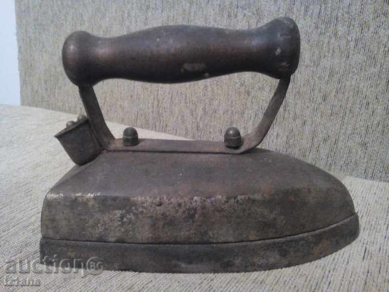 Old electric iron with price 6.00 BGN | € 3.07 Old electric iron with price 6.00 BGN | € 3.07