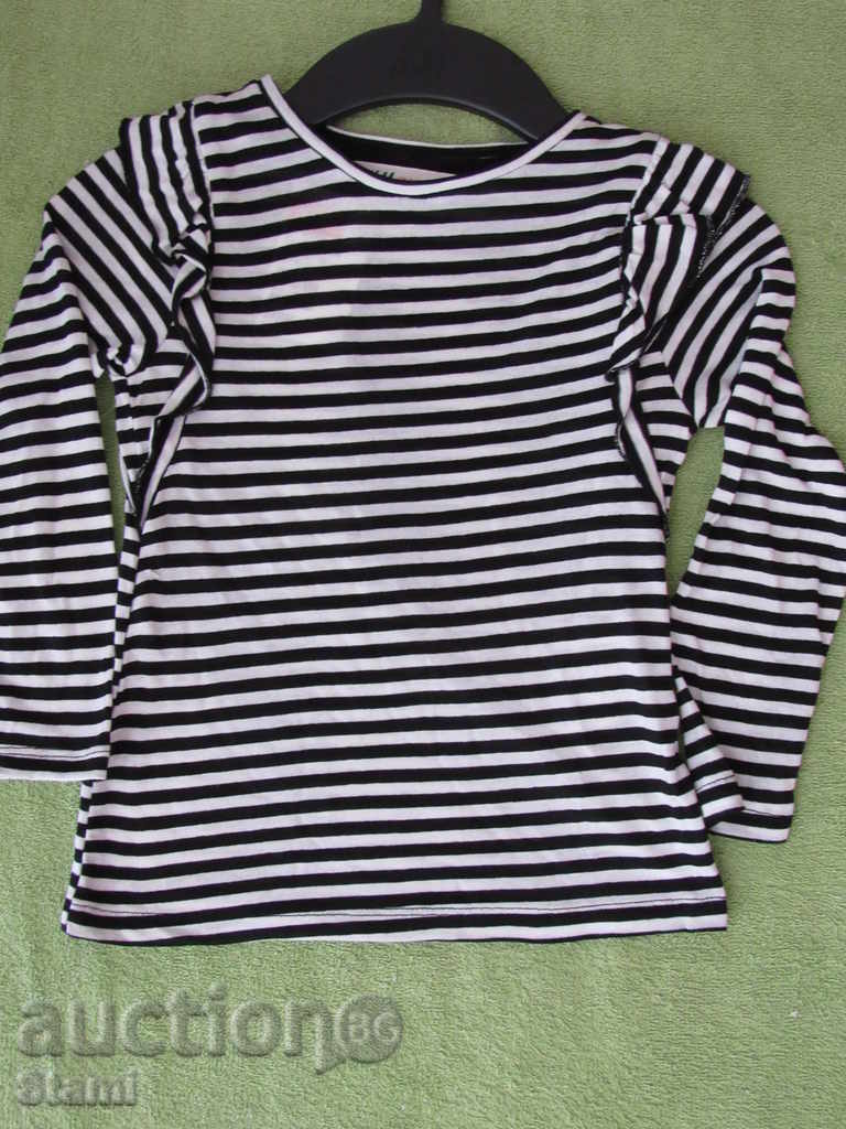 Чудесна блуза за момиче Н&М черно и бяло размер 134/140 с цена 8.50 лв. | € 4.35 Чудесна блуза за момиче Н&М черно и бяло размер 134/140 с цена 8.50 лв. | € 4.35